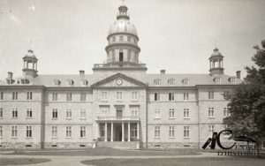 Façade du Séminaire en 1912. Centre d'histoire de Saint-Hyacinthe, Fonds CH085 Studio B.J. Hébert, photographe.