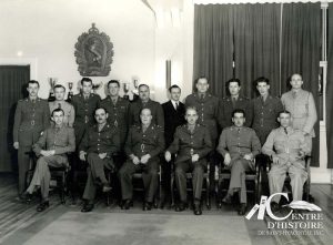Groupe des officiers de la réserve du régiment de Saint-Hyacinthe en 1945. Centre d'histoire de Saint-Hyacinthe, Fonds CH355 Victor Chabot. Le juge Chabot est le quatrième à partir de la gauche, 1ère rangée.