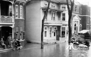 L'inondation de 1927 sur la rue Concorde. On remarque à droite que l'église Christ-Roi est en construction. Centre d'histoire de Saint-Hyacinthe, CH478 Collection de la Société d'histoire régionale de Saint-Hyacinthe.