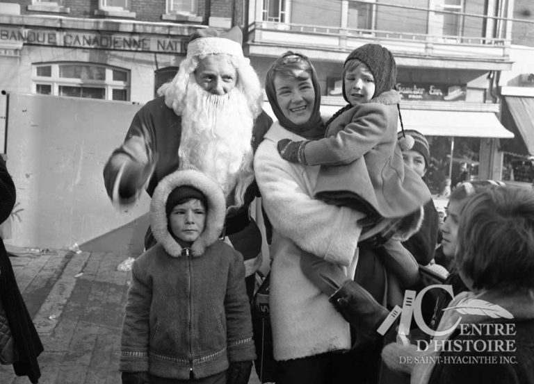 Un précieux souvenir! 1961. - Fonds Raymond Bélanger, CH548.Cette photo d'une femme et d'enfants qui prennent la pose avec le Père Noël serait bien différente aujourd'hui. En effet, la dame aurait un téléphone à la main et elle serait sans doute l'auteure d'un « selfie » avec le Père Noël!