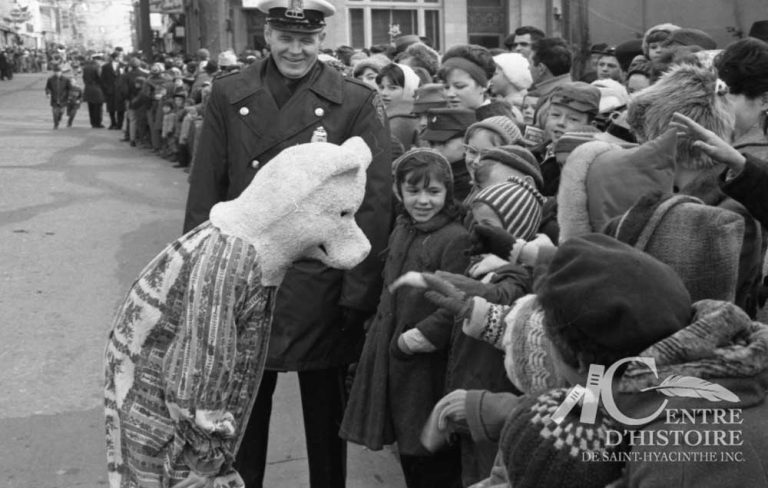 Moment de joie...1962. - Fonds Raymond Bélanger, CH548.Au cours du défilé de 1962, un ourson descend spontanément de son char allégorique pour aller saluer les enfants qui assistent à l'événement sur le bord de la rue. Moment magique pour ces enfants...
