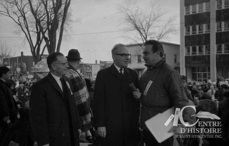 M. le Maire?1966. - Fonds Raymond Bélanger, CH548.En 1966, l'animateur Henri Bergeron recueille les commentaires de M. Yvon Rho, président de la Plaza Maskoutaine et de Jacques Lafontaine, maire de Saint-Hyacinthe à cette époque.