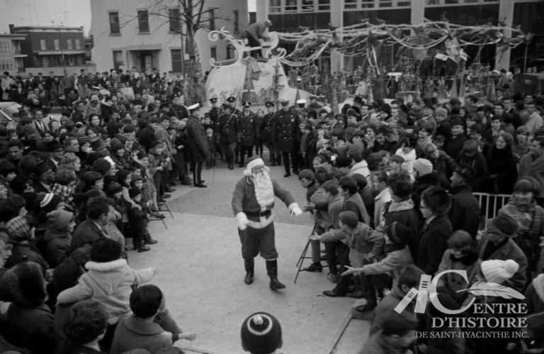 Enfin, le voici!1966. - Fonds Raymond Bélanger, CH548.En 1966, la foule acclame le Père Noël à son arrivée au parc Dessaulles.