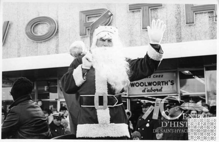 Le Père Noël du Woolworth! [197?] - Fonds Le Courrier de Saint-Hyacinthe, CH380.Vers la fin des années 1960, les enfants peuvent aller visiter le Père Noël dans son royaume dans le grand magasin Woolworth qui était situé sur la rue des Cascades à l'angle sud-ouest de Duclos. Pendant quelques années, c'est ce magasin qui organise le défilé du Père Noël.