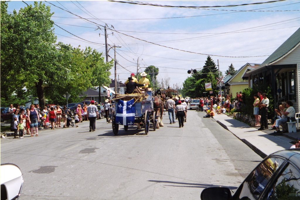 Parade de la Saint-Jean-Baptiste, juin 2004. Centre d’histoire de Saint-Hyacinthe. Fonds CH682 Luc Cordeau